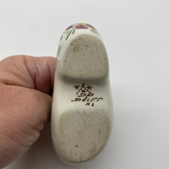 2 Hand painted porcelain shoes - Picture 9 of 11